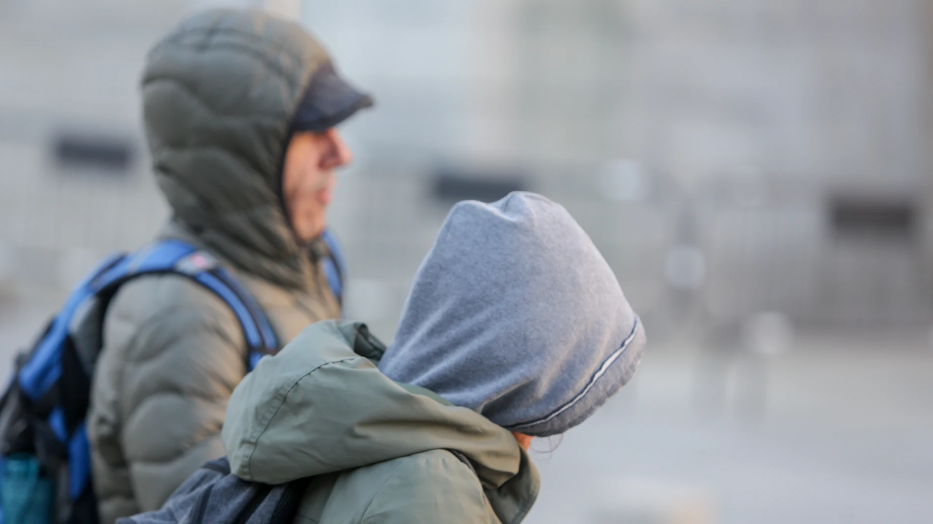 Dos presonas se protegen del frío con abrigos y gorros mientras pasean