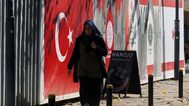 Una mujer camina por la calle en el norte turco de la dividida ciudad de Nicosia