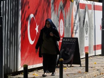 Una mujer camina por la calle en el norte turco de la dividida ciudad de Nicosia