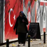 Una mujer camina por la calle en el norte turco de la dividida ciudad de Nicosia