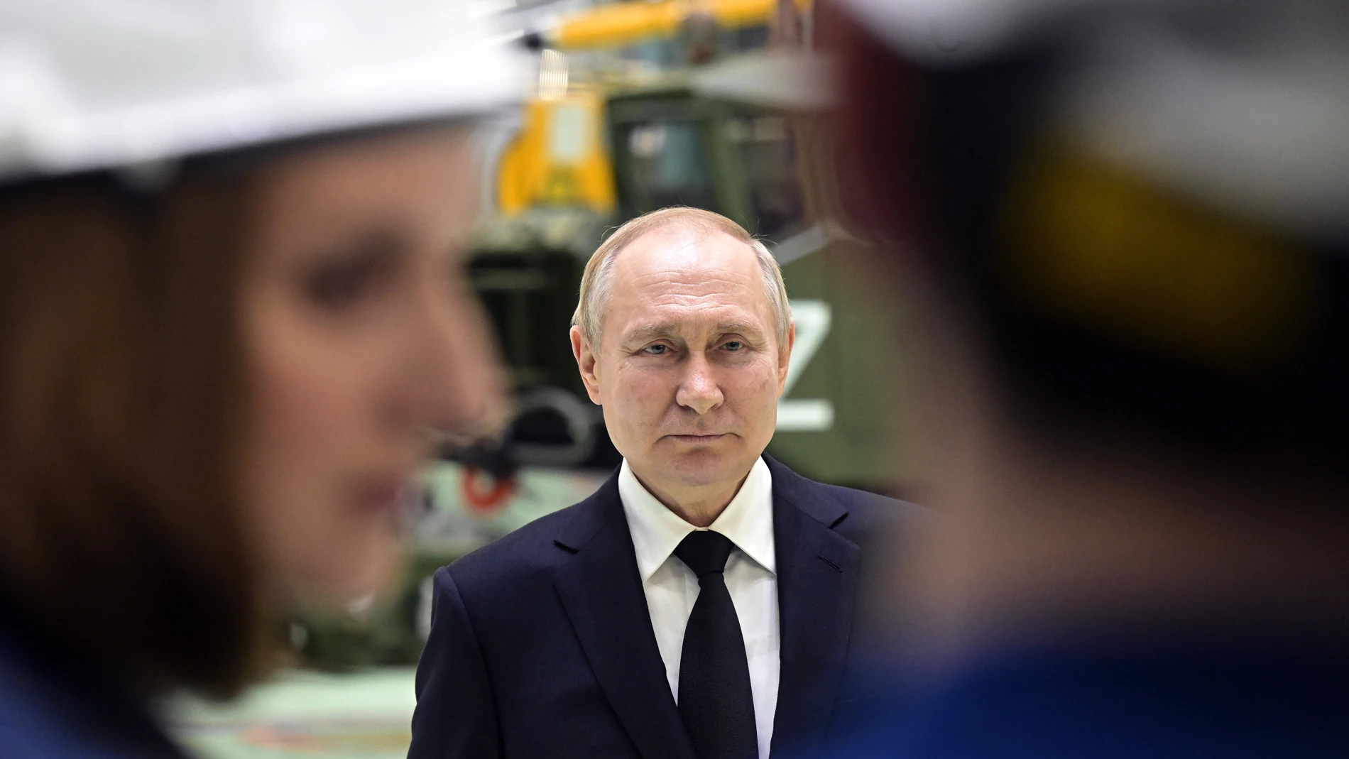 Vladimir Putin en una fábrica de armas