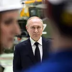 Vladimir Putin en una fábrica de armas