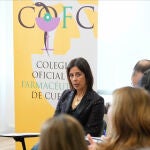 El presidente nacional del PP, Alberto Núñez Feijóo (i), mantiene un encuentro con el sector sanitario en la sede del Colegio de Farmacéuticos, este miércoles en Cuenca