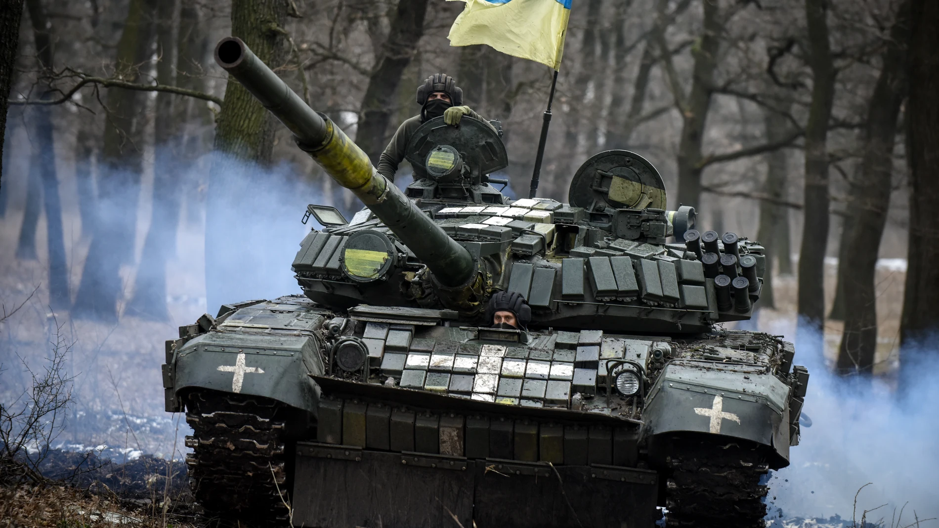 Un tanque T-72 ucraniano luchando en Bajmut