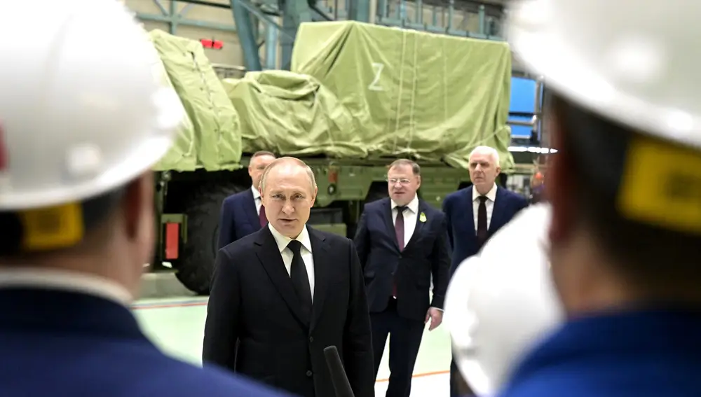 El presidente ruso Vladimir Putin habla con los trabajadores durante una visita a la planta de Obujov, que forma parte del consorcio de defensa aeroespacial Almaz-Antey