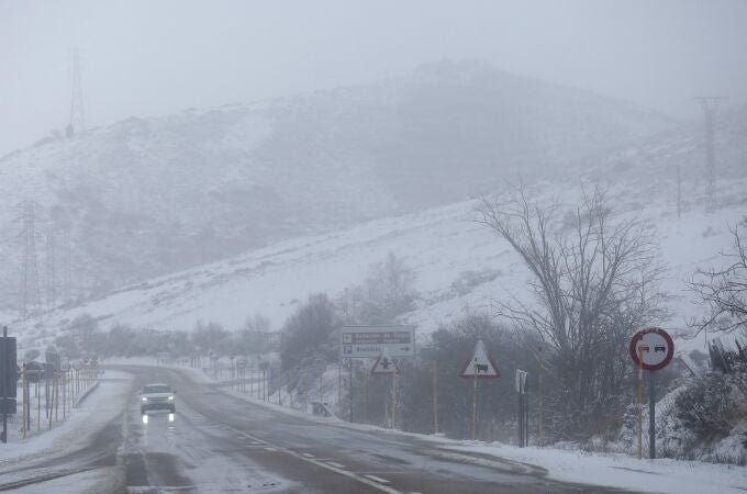 Temporal de nieve en el puerto de Pajares (León)