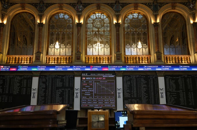 Un panel del Ibex 35 en el Palacio de la Bolsa, a 19 de enero de 2023, en Madrid