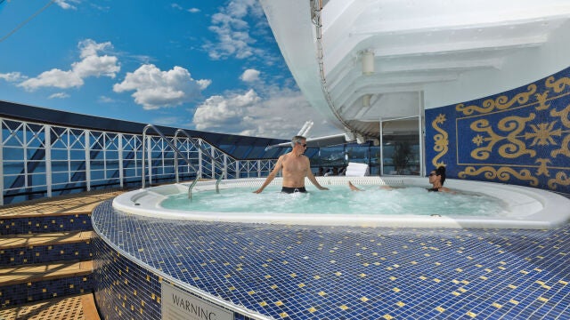 Detalle de un jacuzzi en el exterior de uno de los barcos