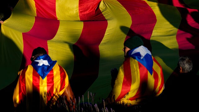 Manifestación convocada por el independentismo, en una movilización unitaria frente al Museo Nacional de Arte de Cataluña contra la cumbre hispano-francesa este jueves en Barcelona