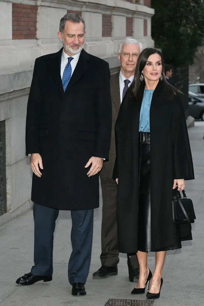 El Rey Felipe y la Reina Letizia posan a su llegada al Pleno de la Junta de la Real Academia Española.