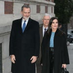 El Rey Felipe y la Reina Letizia posan a su llegada al Pleno de la Junta de la Real Academia Española.