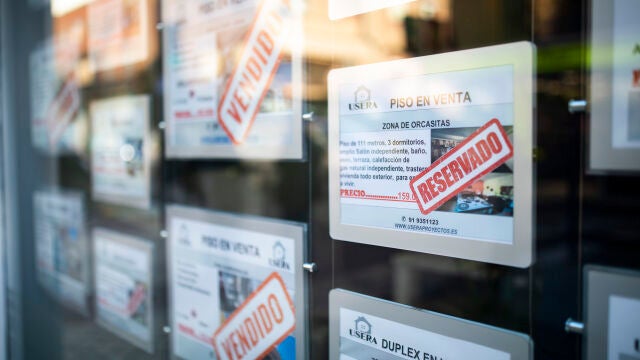 Anuncios de venta y alquiler de viviendas en una inmobiliaria de Madrid