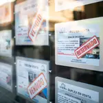 Anuncios de venta y alquiler de viviendas en una inmobiliaria de Madrid