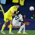 El delantero del Real Madrid Vinícius Júnior llevándose un golpe del defensa argelino del Villareal, Aïssa Mand