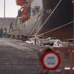 La Policía Nacional, La Guardia Civil y el Servicio de Vigilancia Aduanero proceden al registro de un carguero que ha sido trasladado al puerto de Tenerife tras ser interceptado por sospechar que transporta un alijo de droga.