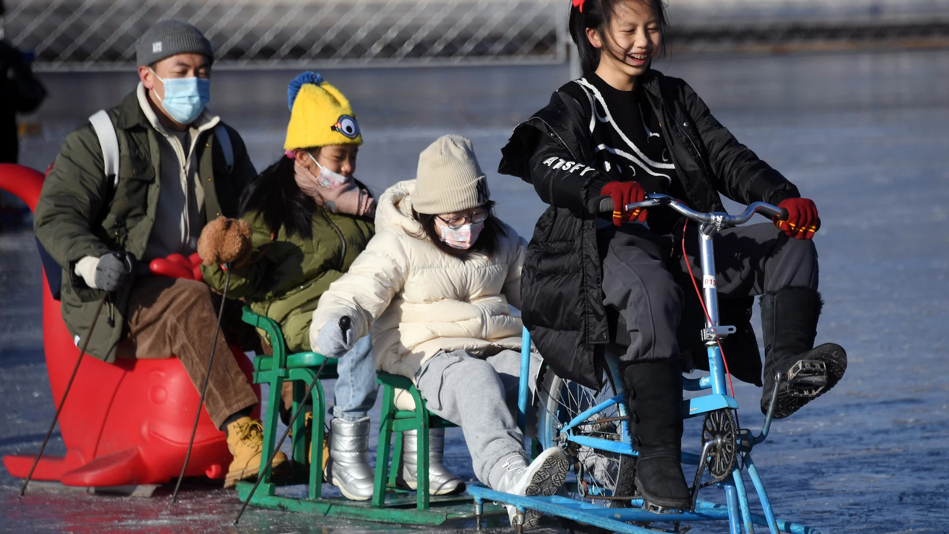La gente disfruta de una pista de hielo al aire libre de temporada en el lago congelado Shichahai en Pekín, China