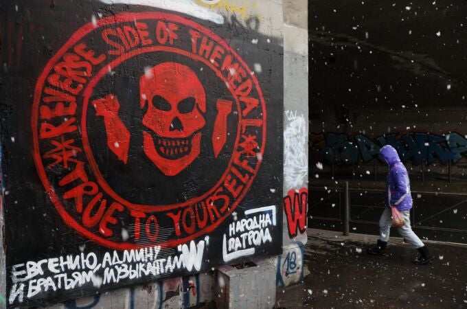 Un peatón pasa junto a un mural que muestra el logotipo del mercenario ruso "Grupo Wagner"