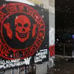 Un peatón pasa junto a un mural que muestra el logotipo del mercenario ruso &quot;Grupo Wagner&quot;