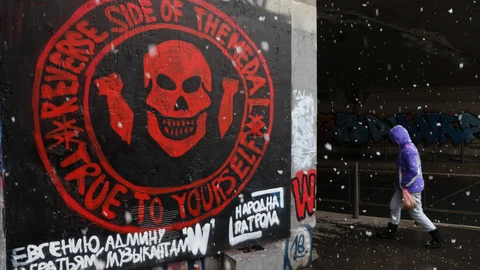 Un peatón pasa junto a un mural que muestra el logotipo del mercenario ruso "Grupo Wagner"