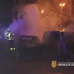 Actuación de los bomberos en el incendio de once coches en Algeciras.CONSORCIO PROVINCIAL DE BOMBEROS20/01/2023