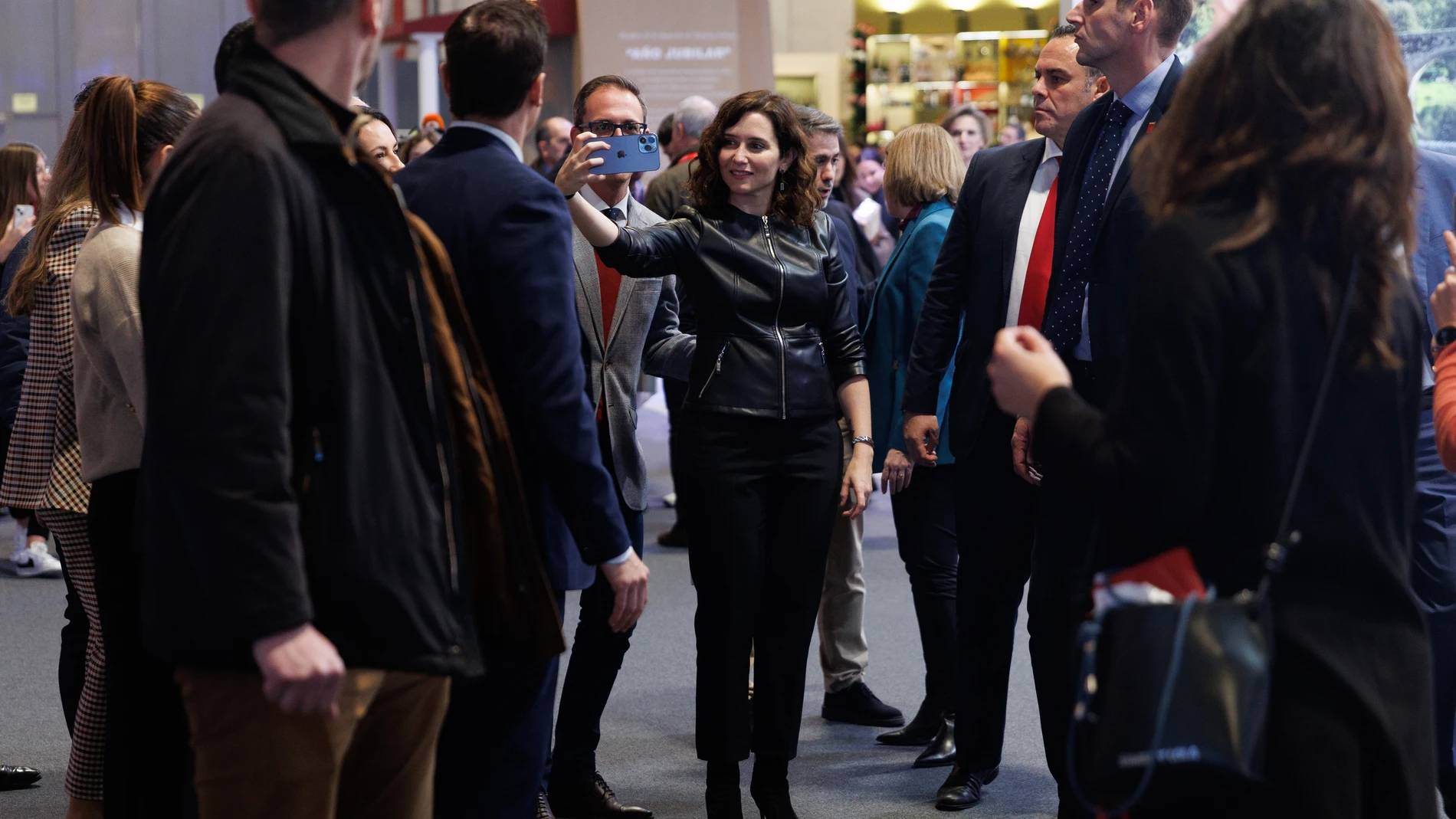 La presidenta de la Comunidad de Madrid, Isabel Díaz Ayuso, se hace una foto en el acto de celebración del Día de Madrid de la tercera jornada de Fitur