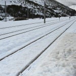 Vista de la nieve acumulada en la estación de ferrocarril de Busdongo, en el municipio español de Villamanín (León)