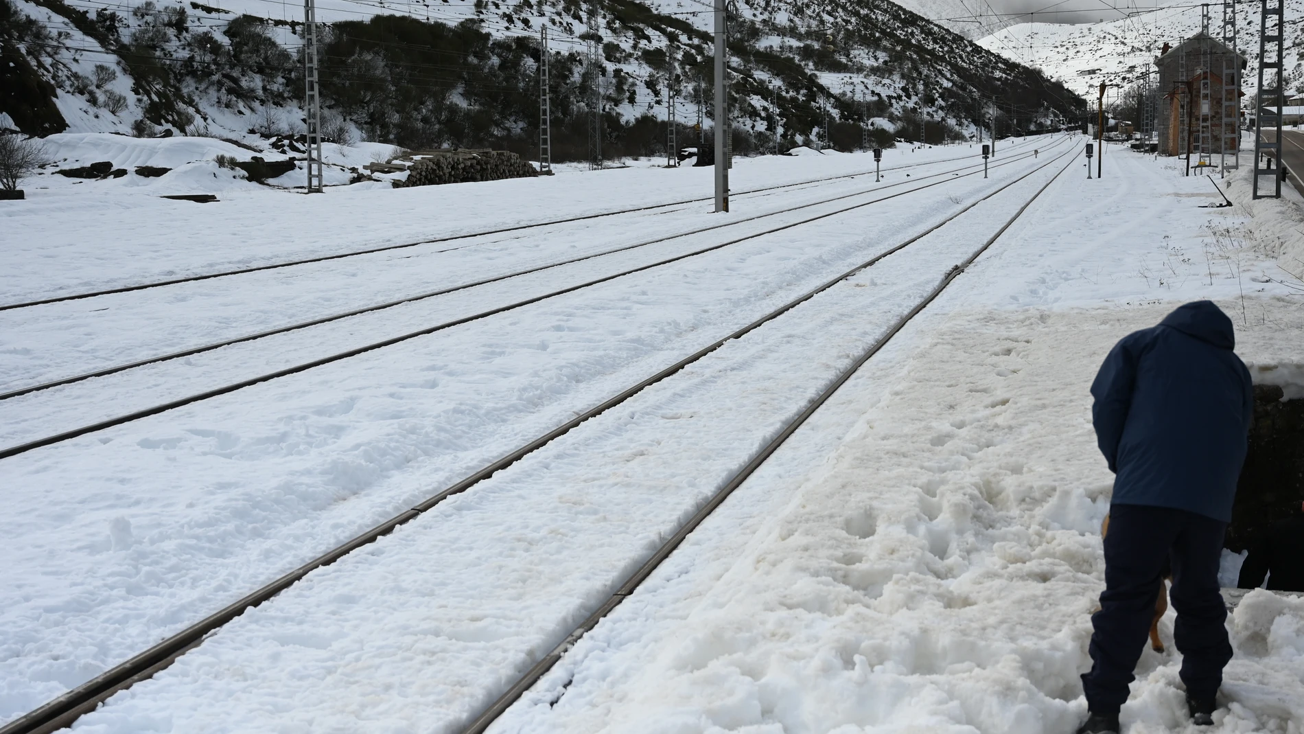 Vista de la nieve acumulada en la estación de ferrocarril de Busdongo, en el municipio español de Villamanín (León)