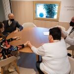 Fainé y Campistol visitan el espacio del Programa para la Atención Integral a Personas con Enfermedades Avanzadas del hospital Clínic en Barcelona
