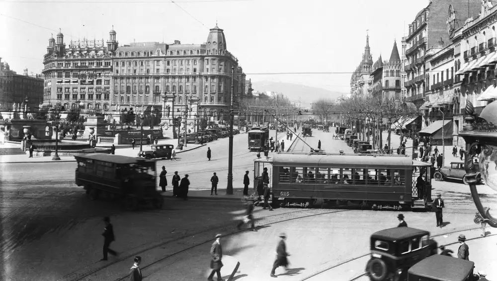 La plaza Catalunya de Barcelona a comienzos del siglo XX, dominada por los tranvías