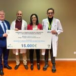 El urólogo del Complejo Asistencial Universitario de León (Caule), Miguel García (2I), recibe la beca del concurso en calidad asistencial de Bayer y Orión Farma de manos de María Jesús Campos, del Departamento Médico de Bayer (2D)