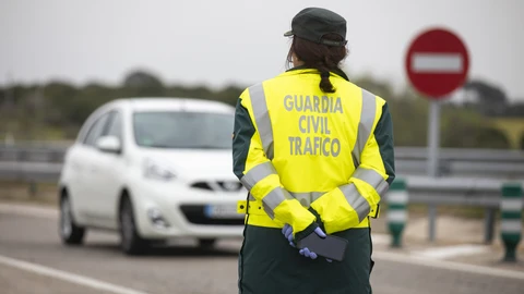 Imagen de un control de la Guardia Civil donde una mujer presta servicio.