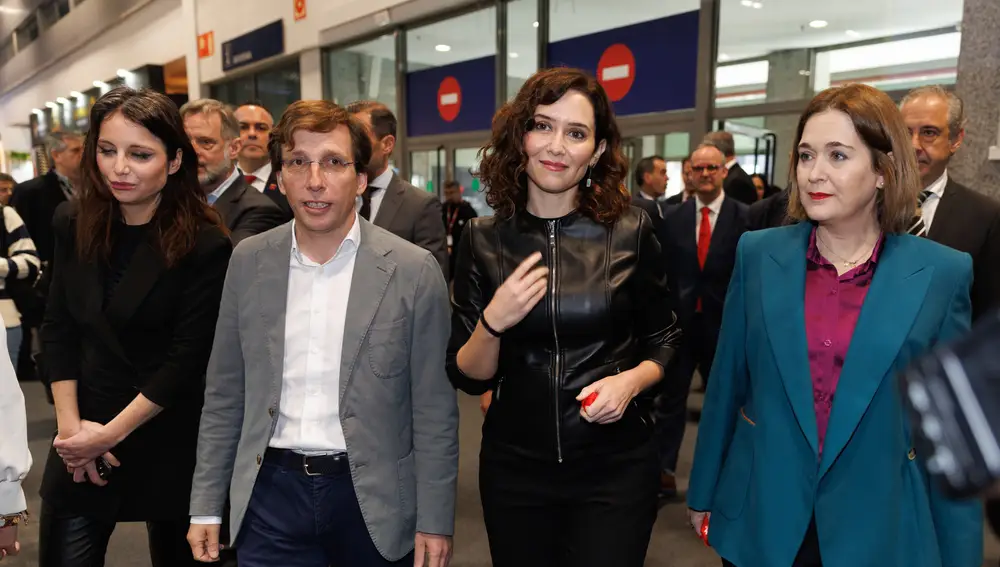 El alcalde de Madrid, José Luis Martínez-Almeida, junto a la presidenta de la Comunidad de Madrid, Isabel Díaz Ayuso, y la consejera de Cultura, Turismo y Deporte, Marta Rivera de la Cruz, entre otros