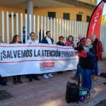Médicos, personal sanitario, pacientes e integrantes del Sindicato Médico de Primaria (SMP) y de CCOO durante la concentración convocada ante la entrada del Centro de Salud La Plata en el Barrio Amate de Sevilla. EFE/ Julio Muñoz