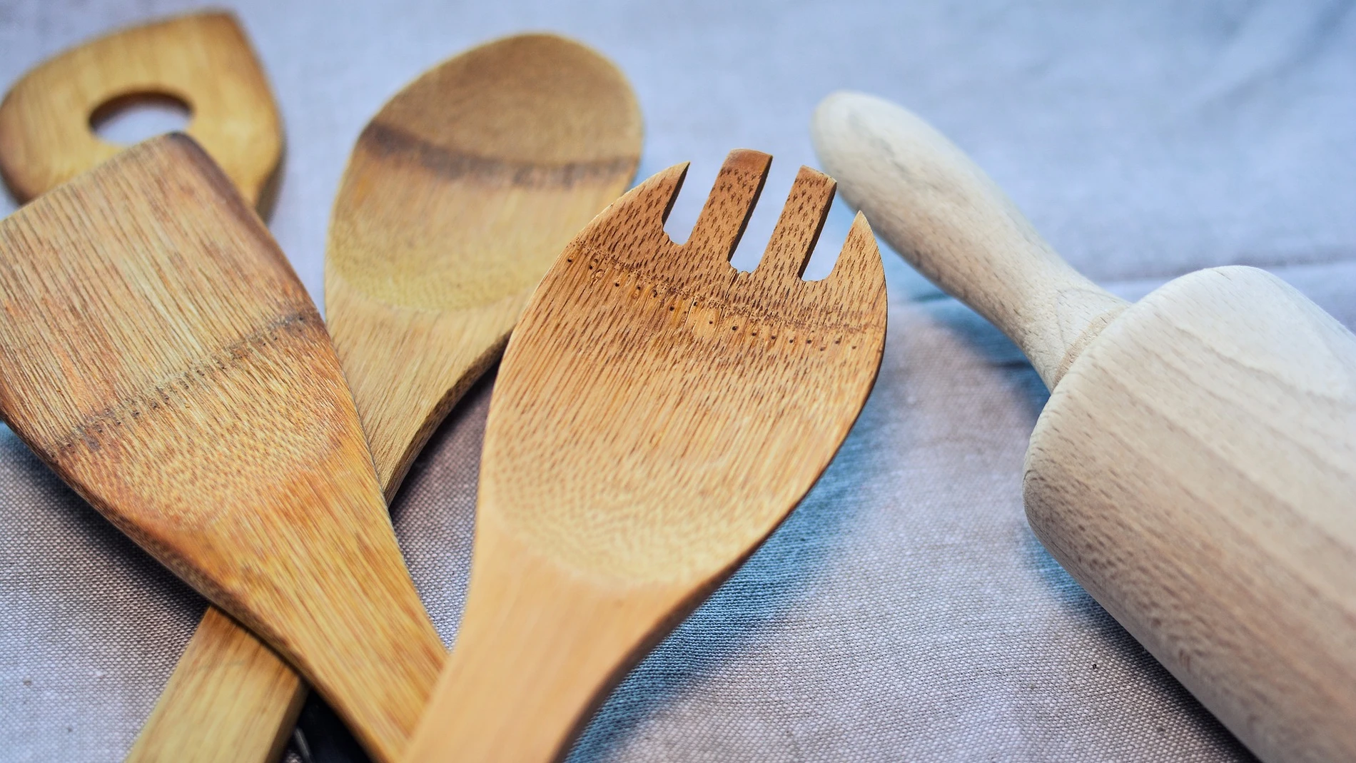 Varios expertos desaconsejan tener utensilios de madera en la cocina | Fuente: monicore / Pixabay