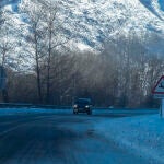 Un coche circula por una carretera con nieve, a 20 de enero de 2023, en Esterri d’Àneu, Lérida