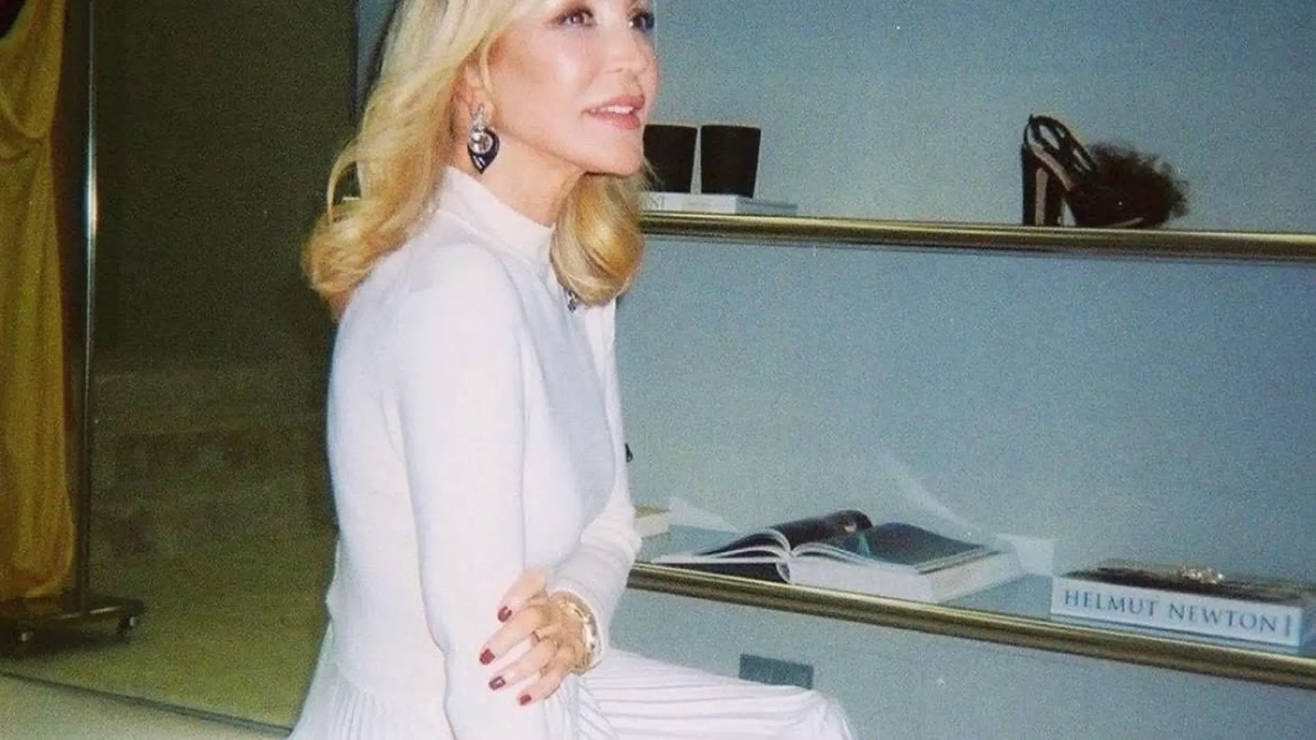 Carmen Lomana con vestido blanco en invierno.