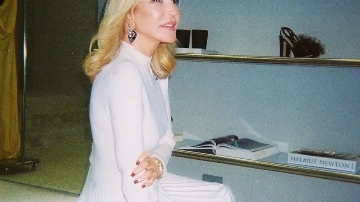 Carmen Lomana con vestido blanco en invierno.