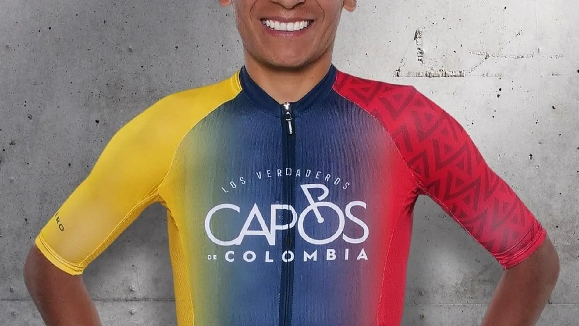 Nairo Quintana, con uno de los maillots que vende en su página web