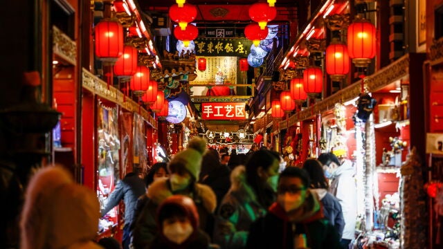 La gente pasea por un distrito comercial de Pekín (China)