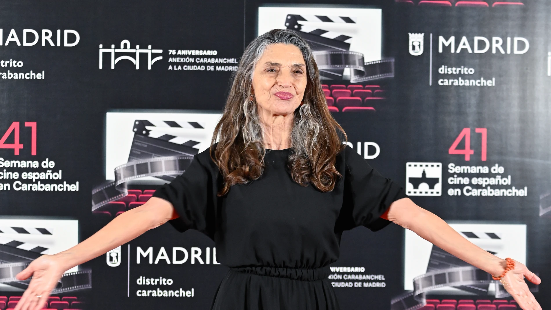 Ángela Molina con vestido plisado.