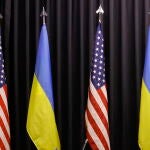 Las banderas de Ucrania y de los Estados Unidos de América están una junto a la otra en la tercera reunión del Grupo de Contacto de Defensa de Ucrania en la base aérea estadounidense de Ramstein (Alemania)