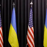 Las banderas de Ucrania y de los Estados Unidos de América están una junto a la otra en la tercera reunión del Grupo de Contacto de Defensa de Ucrania en la base aérea estadounidense de Ramstein (Alemania)