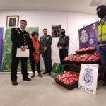 Hachís intervenidos como falsos tomates en la operación 'Califa Trucks', en presencia de las autoridades y los agentes de la Guardia Civil y la Policía Nacional