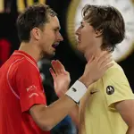 Daniil Medvedev da la enhorabuena a Sebastian Korda, su verdugo en tercera ronda del Open de Australia