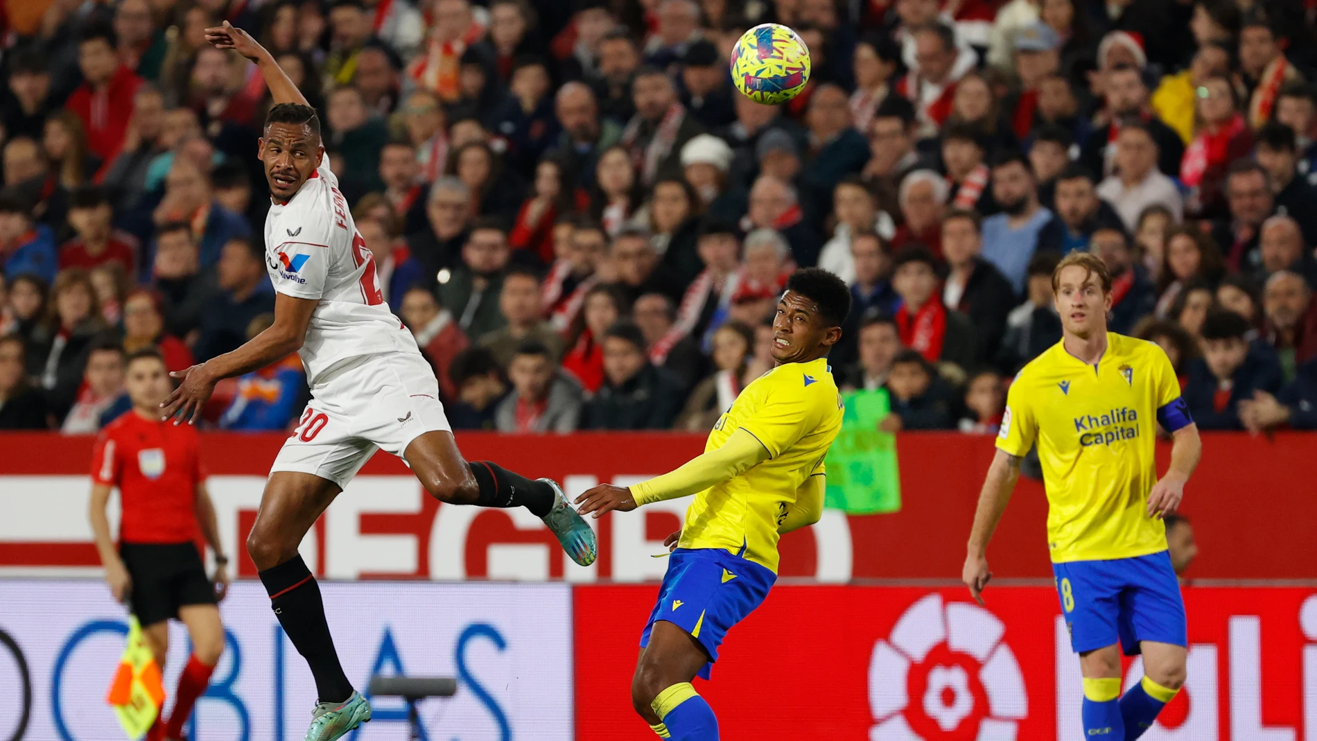 Monchi ha montado un show en el Sevilla-Cádiz de LaLiga tras un gol anulado a su equipo