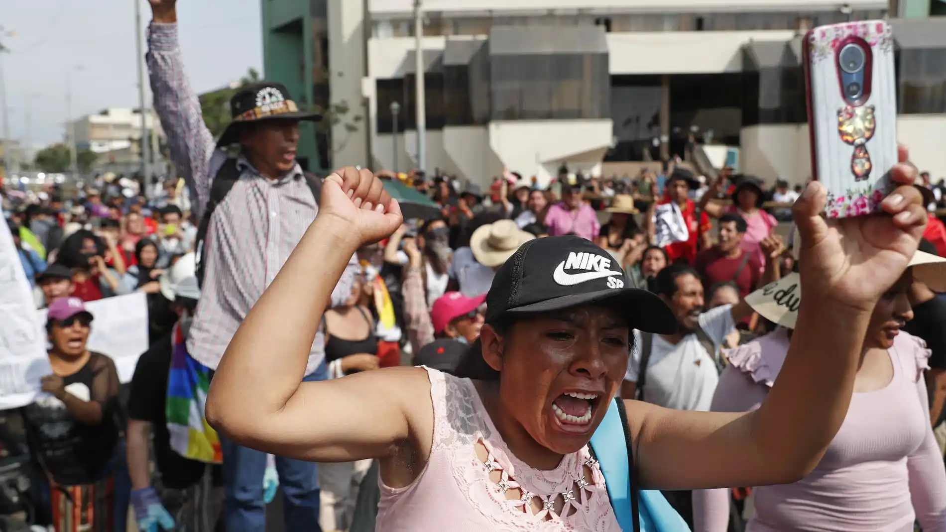 Ciudadanos protestan junto a la sede de la Prefectura, donde se encuentran los manifestantes detenidos en Lima (Perú).