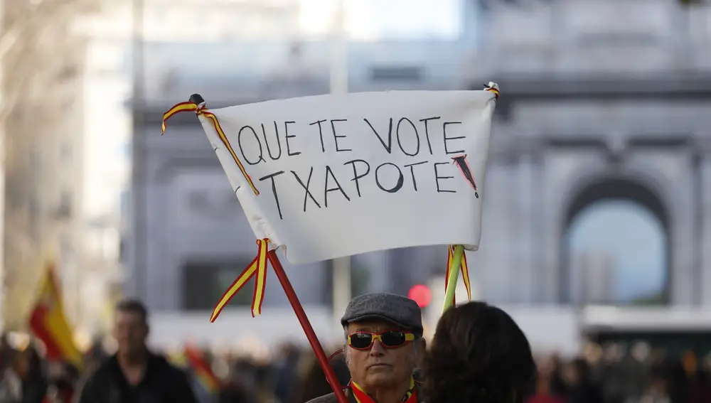 Un manifestante porta una pancarta contra el Gobierno de Pedro Sánchez