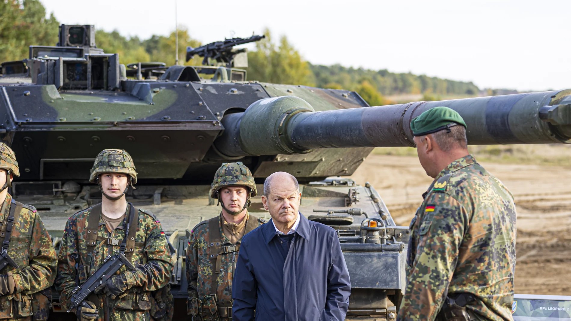 El canciller Olaf Sholz con soldados alemanes y un tanque Leopard detrás