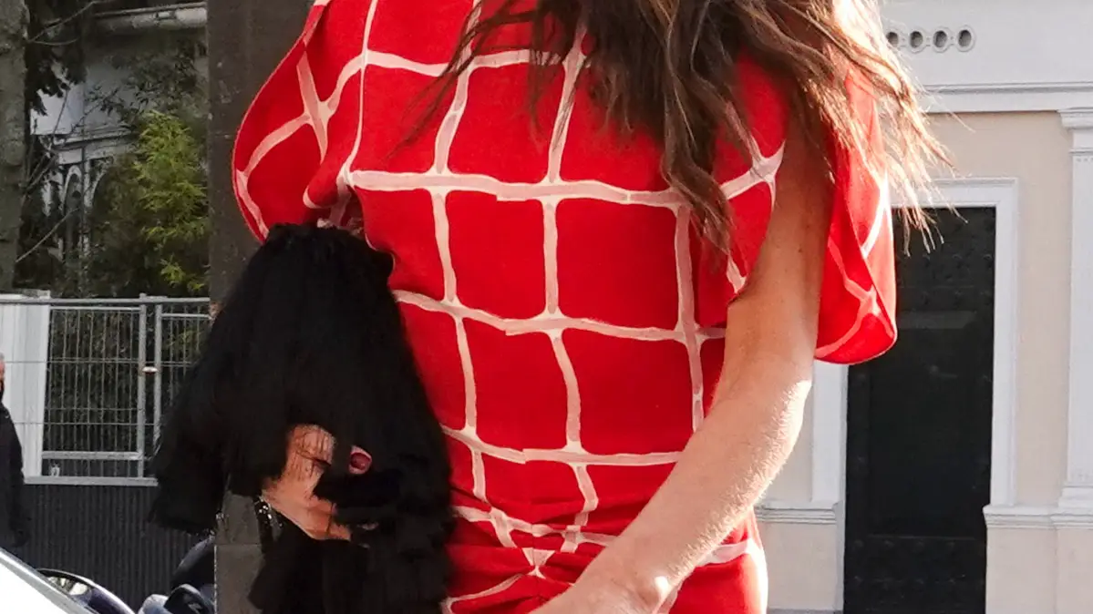 Victoria Beckham con vestido rojo midi