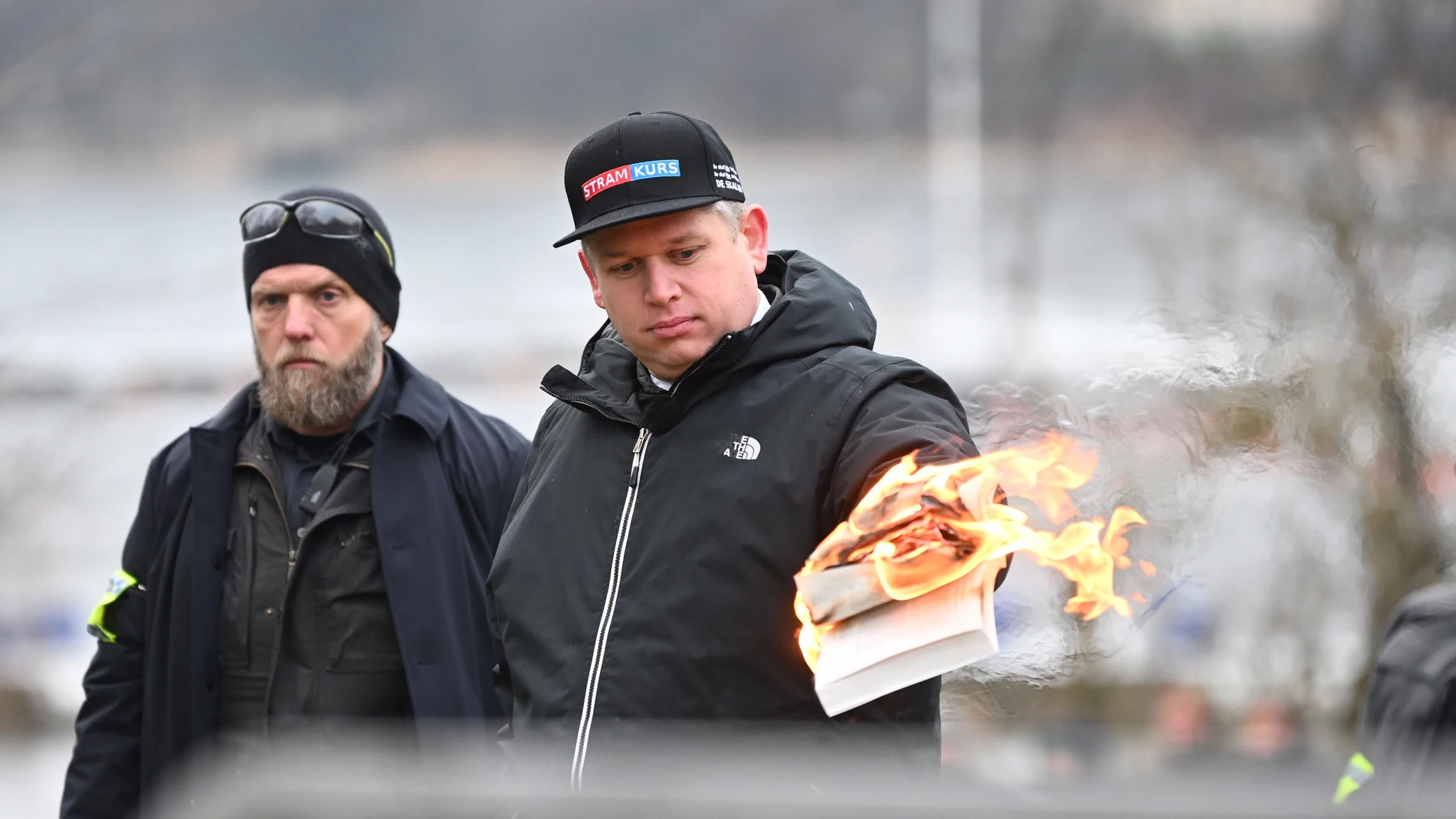 El ultraderechista sueco-danés Rasmus Paludan quema en enero un ejemplar del Corán frente a la Embajada turca en Estocolmo
